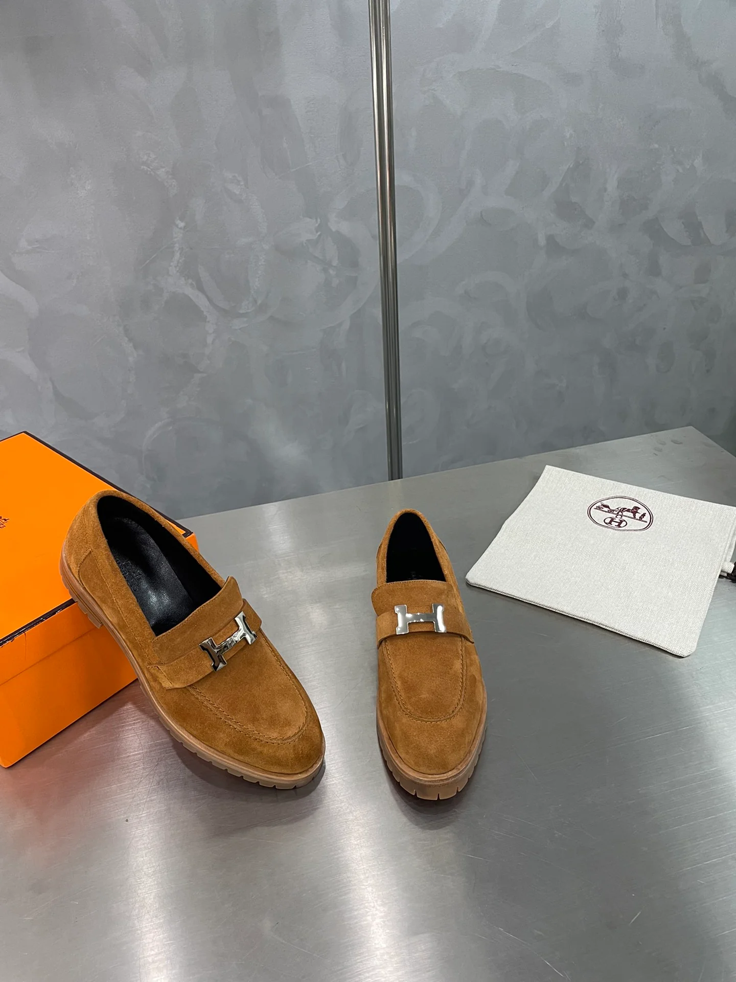 Классические туфли Hermes с пряжкой H в стиле афро