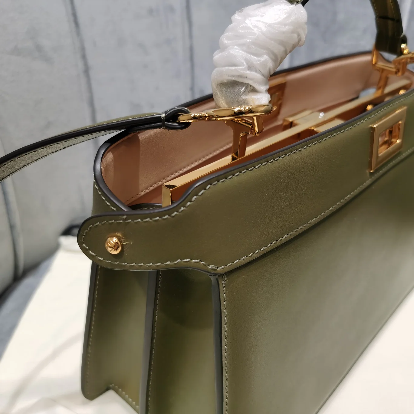 Маленькая зеленая кожаная сумка Fendi Peekaboo i-seey - 1