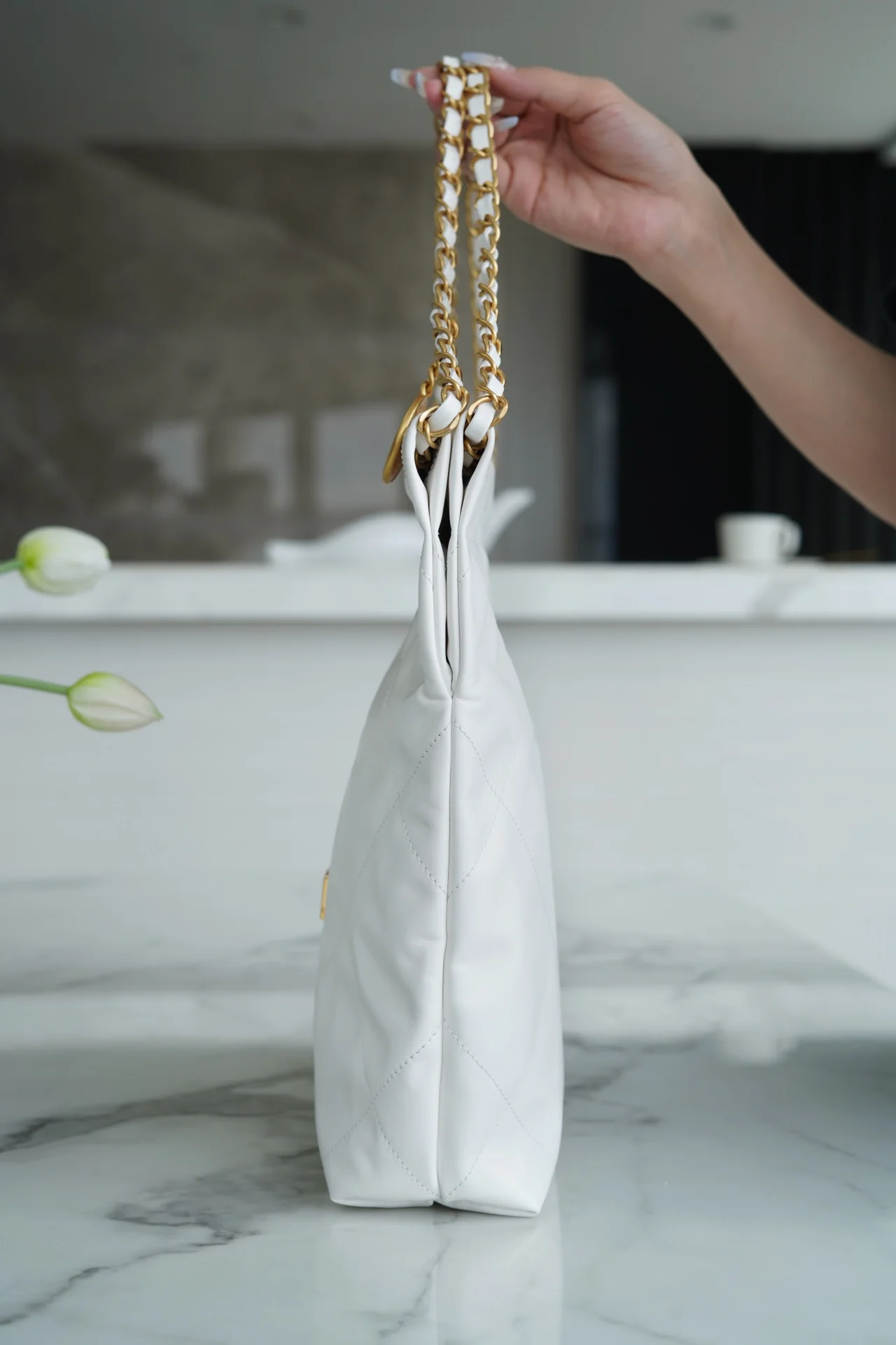 Сумка Chanel 22p 22bag, маленькая, белая, с золотой пряжкой.