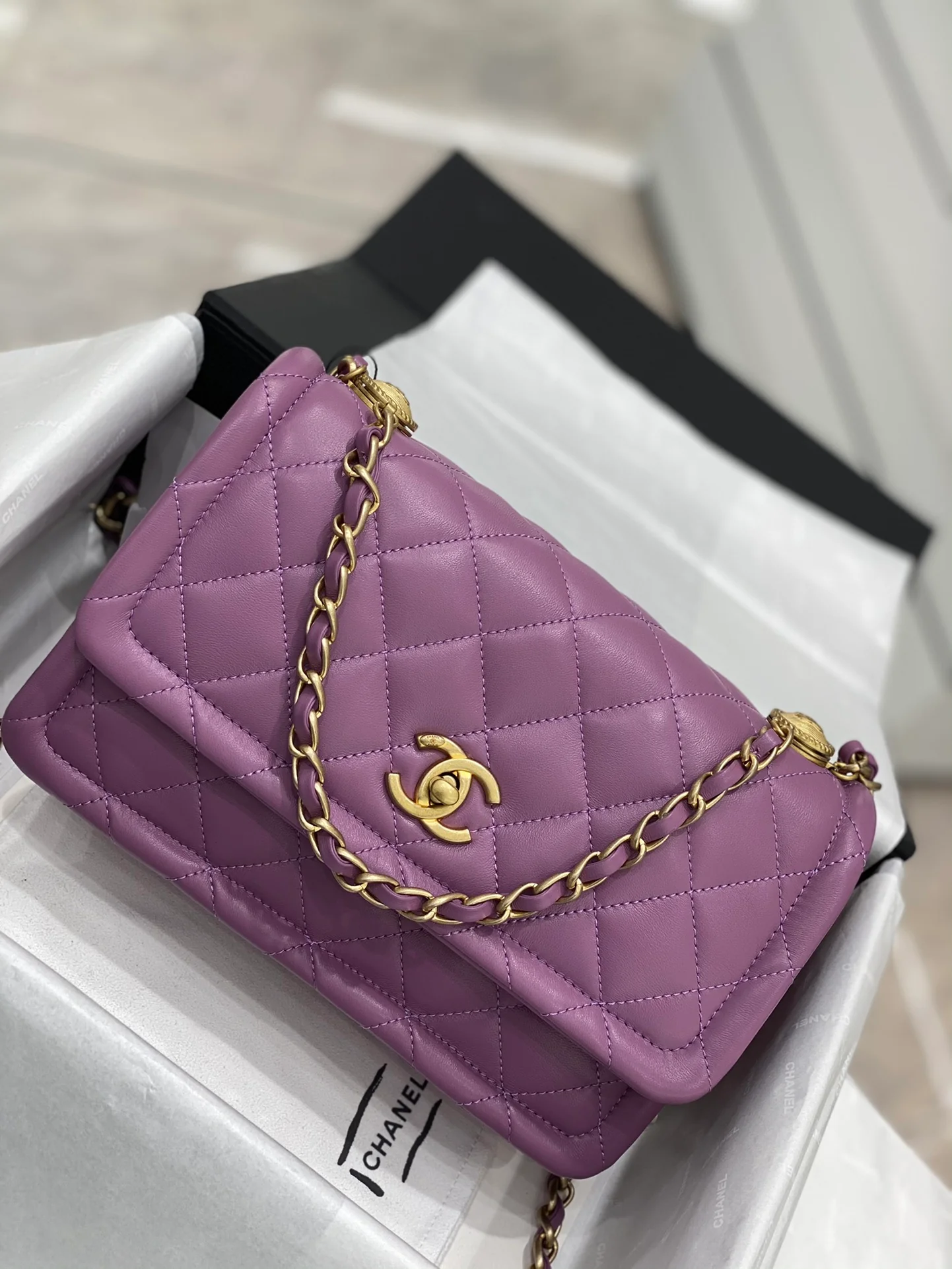 Классическая коллекция Chanel CF - Новинка сезона осень/зима 2020 - Кожа ягненка с золотой пряжкой - Фиолетовый