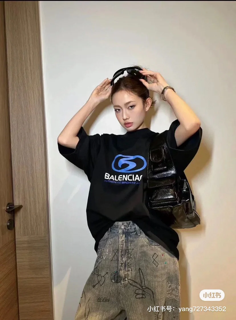 Футболка Balenciaga 2403 Surfer Maxi Faded Loose Cotton Short-Sleeve Tee черного цвета.