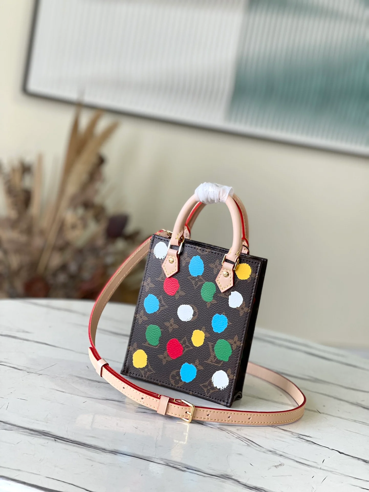 m81867-LV-petit-sac-plat-handbag-Серия, созданная в сотрудничестве с Яёи Кусамой
