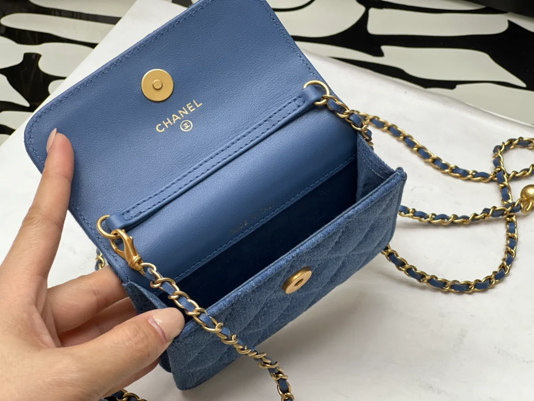 Держатель для карт Chanel на золотой цепочке с шариками - коллекция Denim.