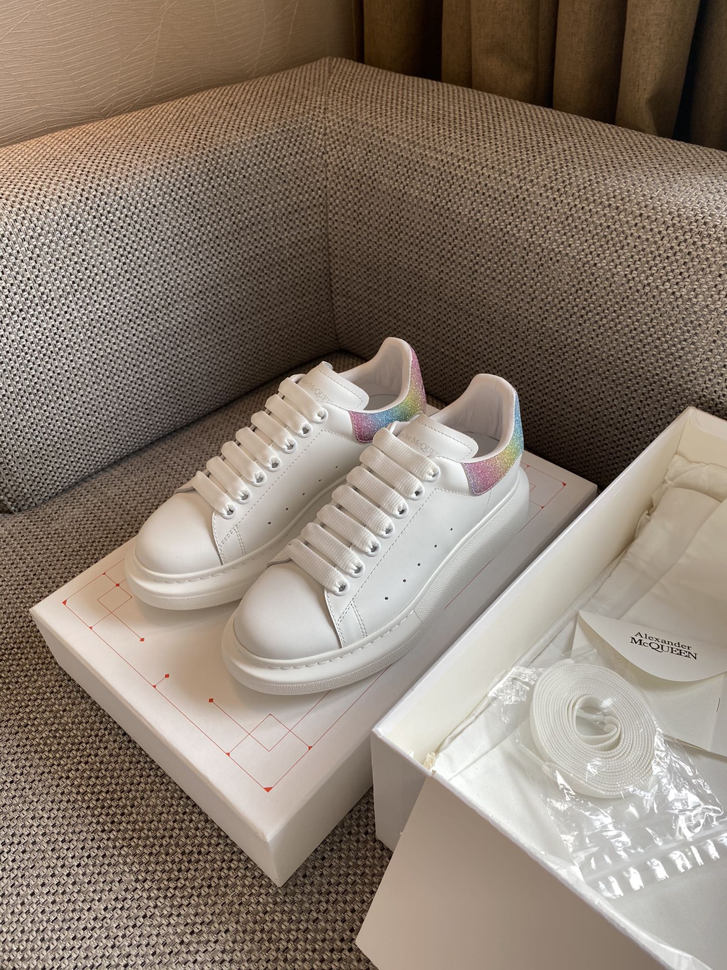 Классические белые кроссовки McQueen - замшевая подошва на каблуке - с блестками