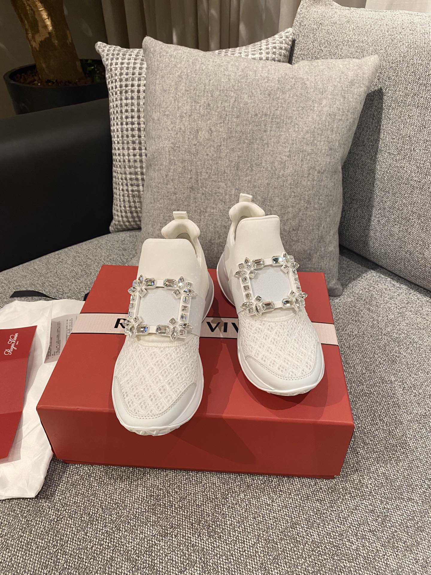 Кроссовки с пряжками - белые