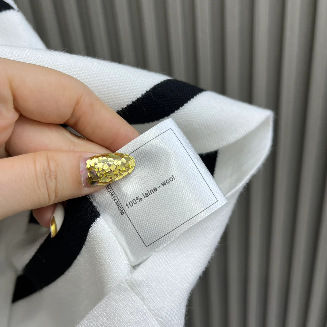 Chanel - 2404-24 Новинка: Вязаный жилет в полоску с воротником
