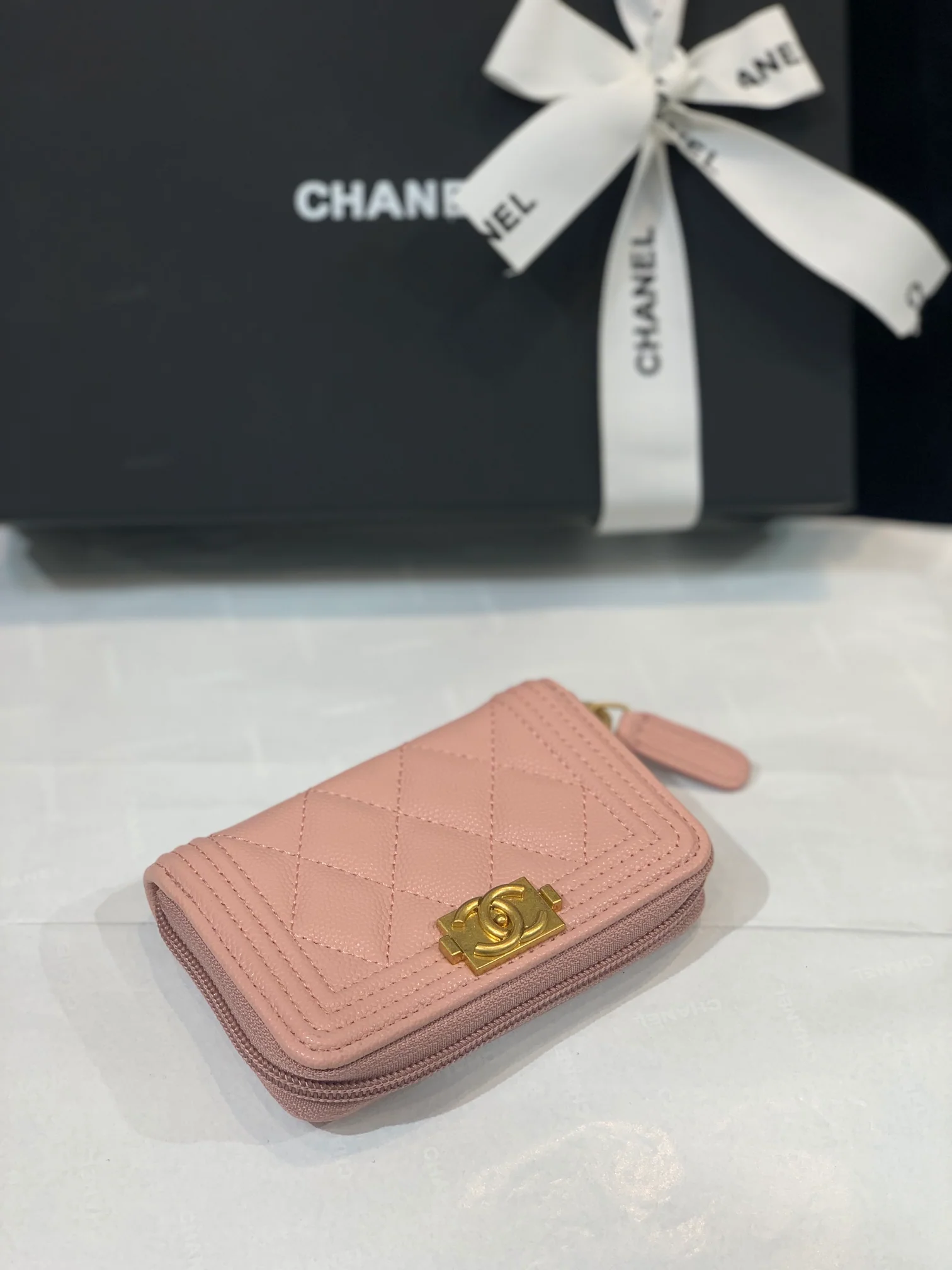 Монетоприемник Chanel Le Boy Classic на молнии - розовый
