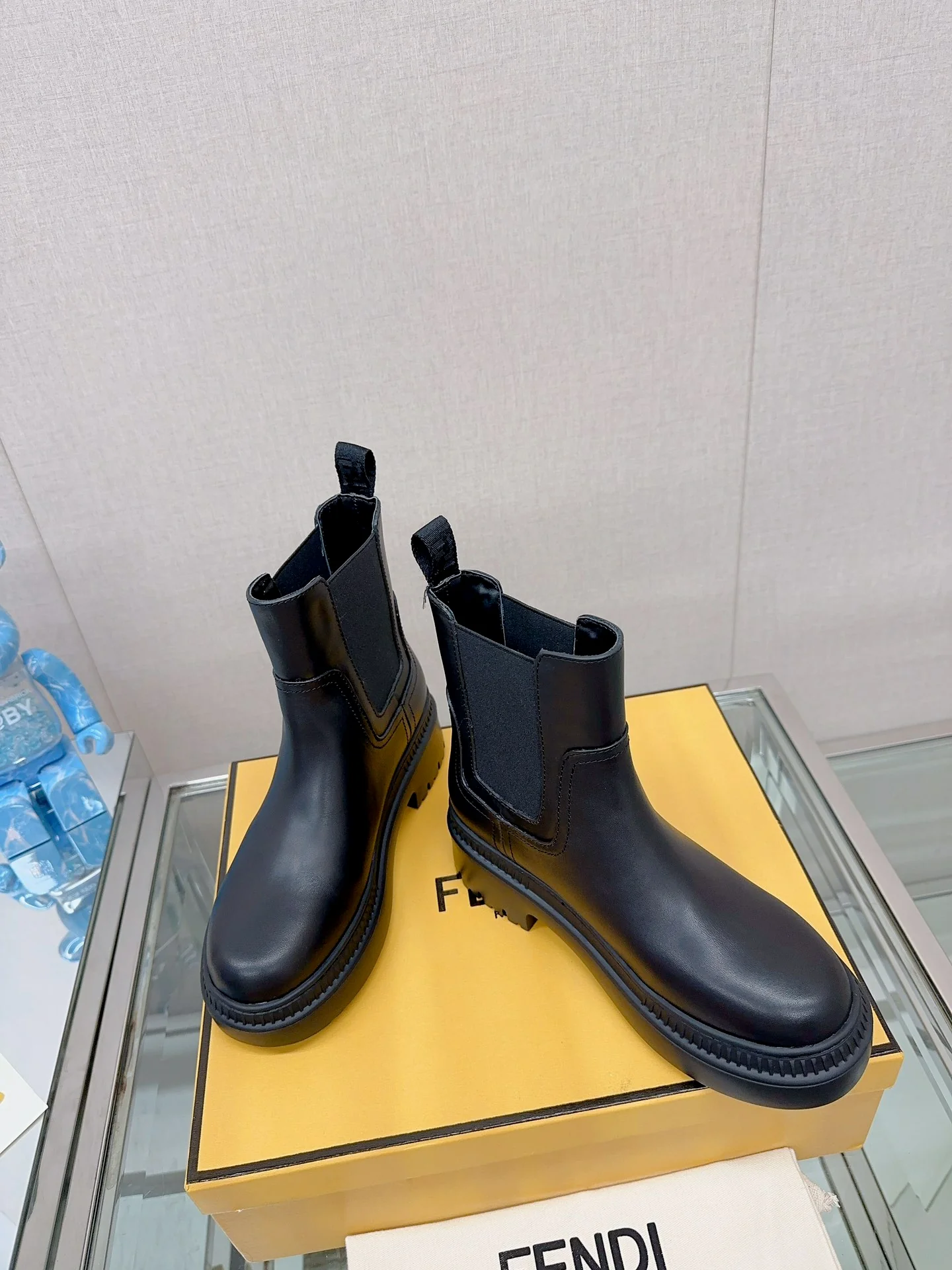 Новинка сезона осень/зима 2023 от Fendi — ботильоны-челси на платформе с эластичным поясом — матово-черные.