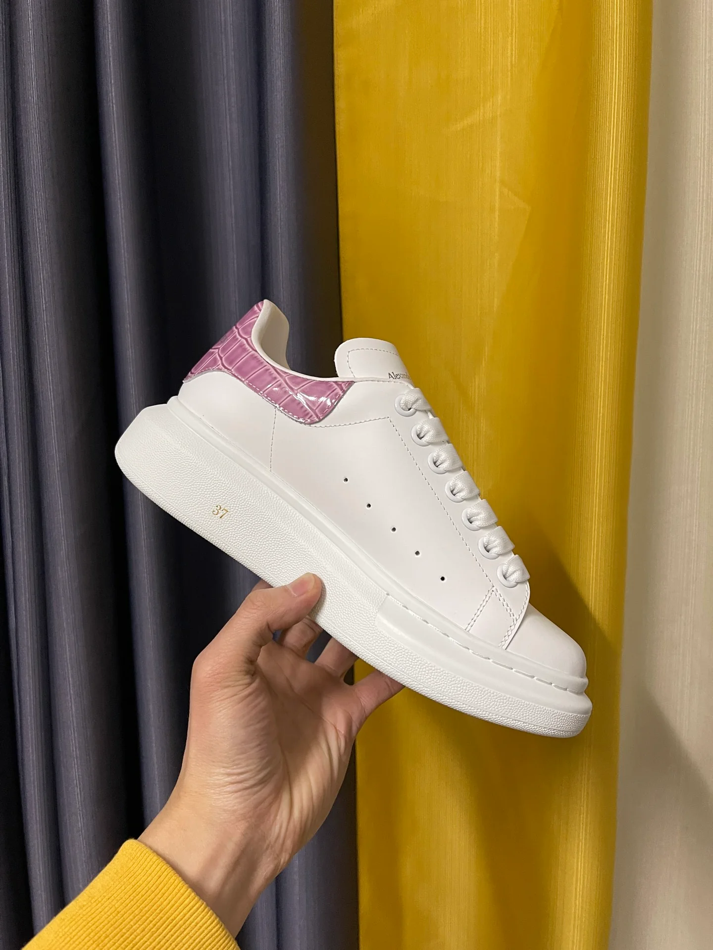 Классические белые кроссовки McQueen - унисекс - фиолетовая лакированная кожа с текстурой 