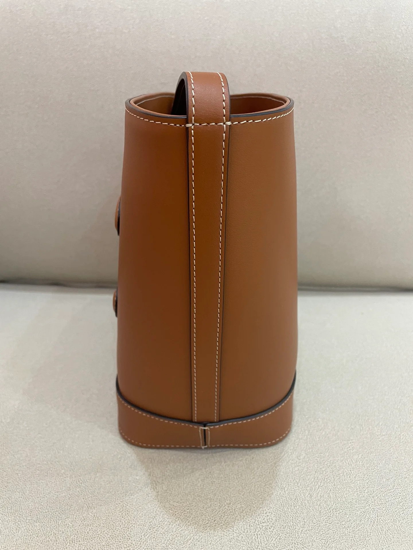 Маленькая коричневая кожаная сумка-ведро Celine Cuir Triomphe