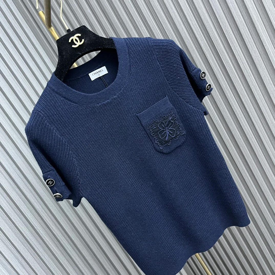 Свитер Chanel 2403 с карманом в виде четырехлистного клевера — синий.