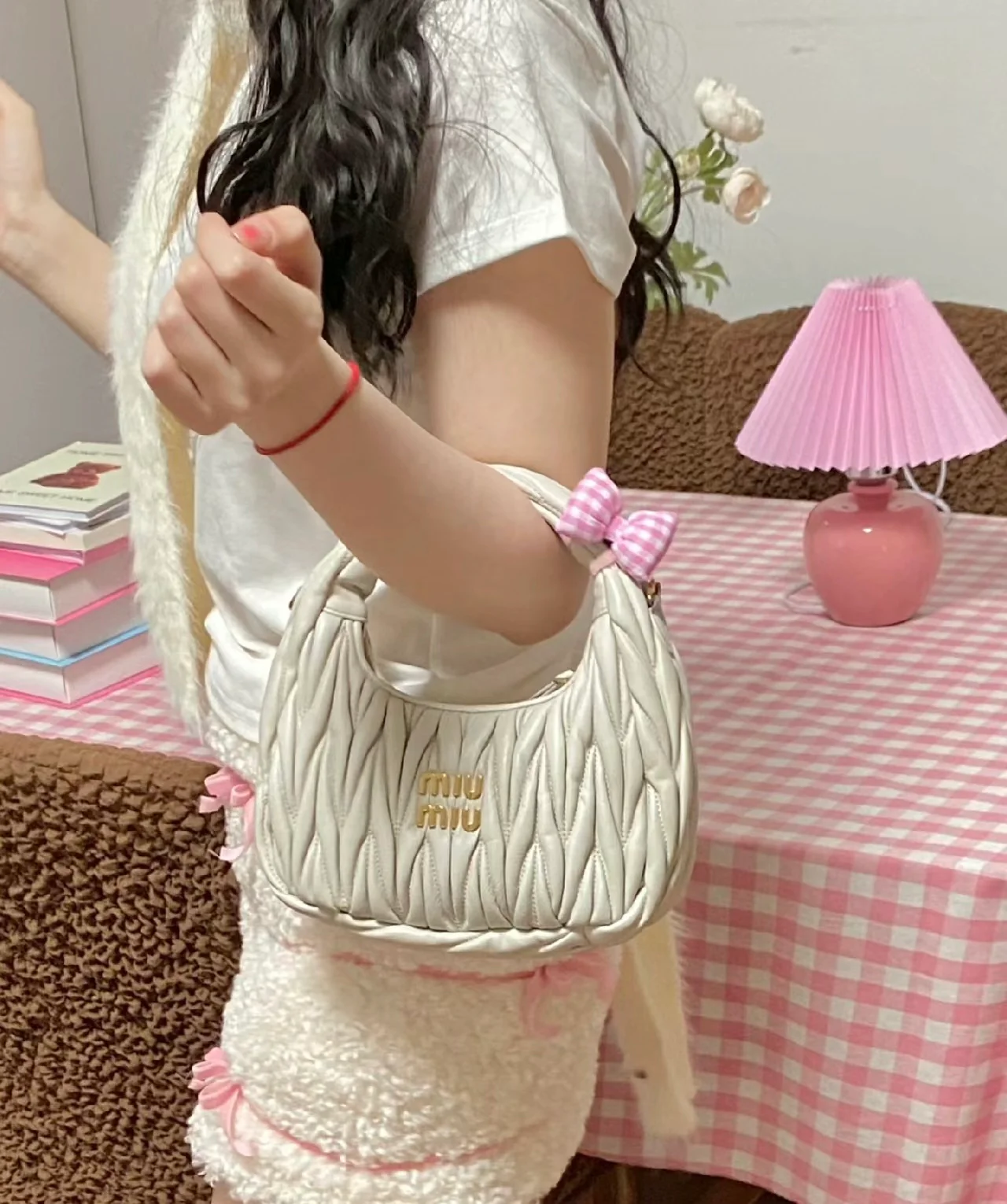 Сумка Miu Miu Wander — маленькая, из овечьей кожи — носите и делитесь с другими.