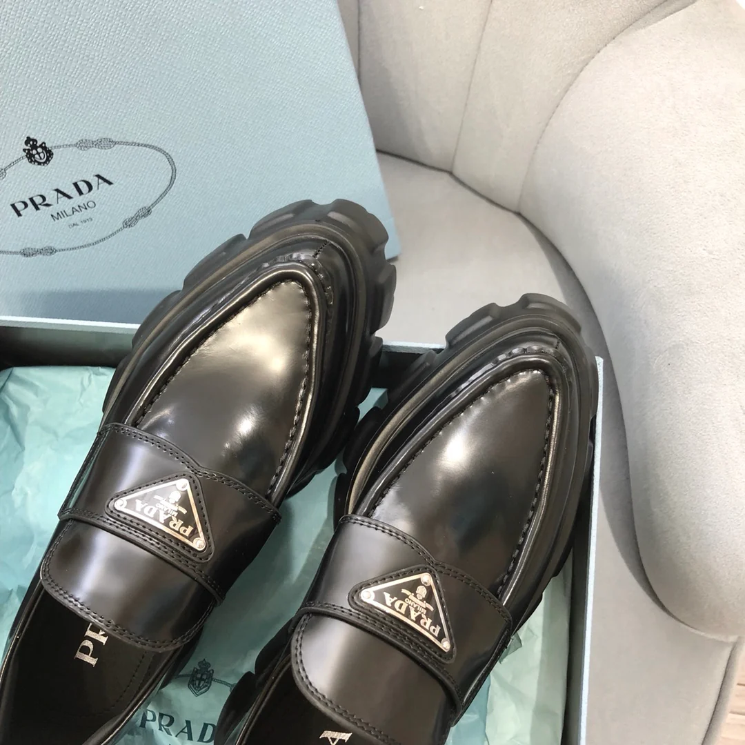 Туфли Prada - черный монолит - лоферы с острым носком