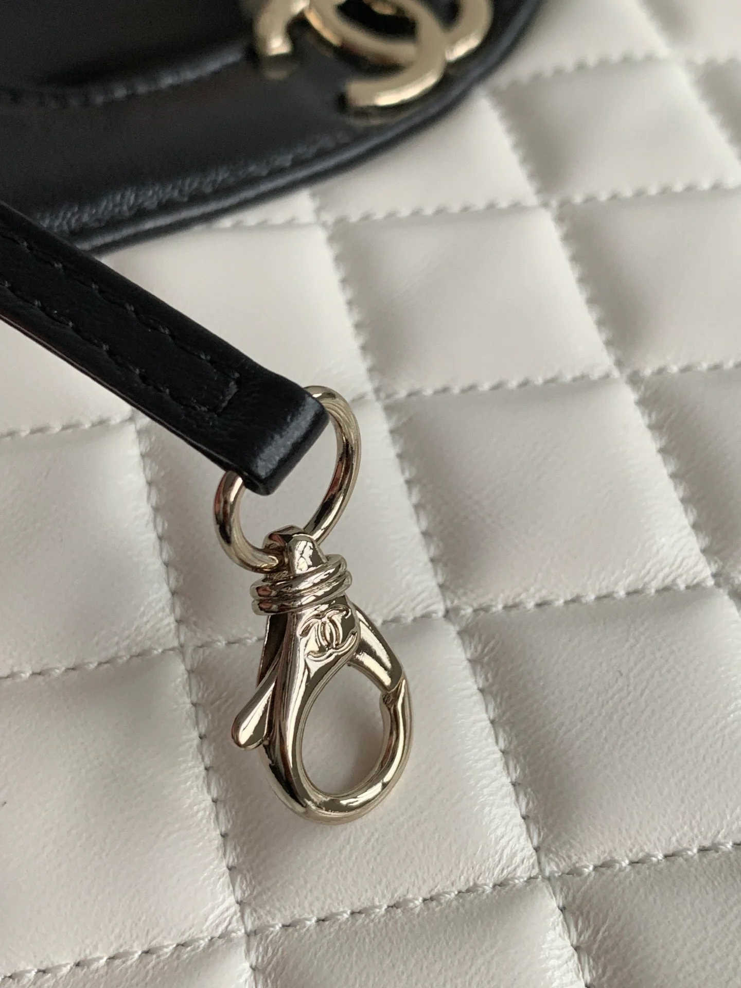 Мини-сумка Chanel 24b 31, черная с отделкой из овечьей кожи, белая