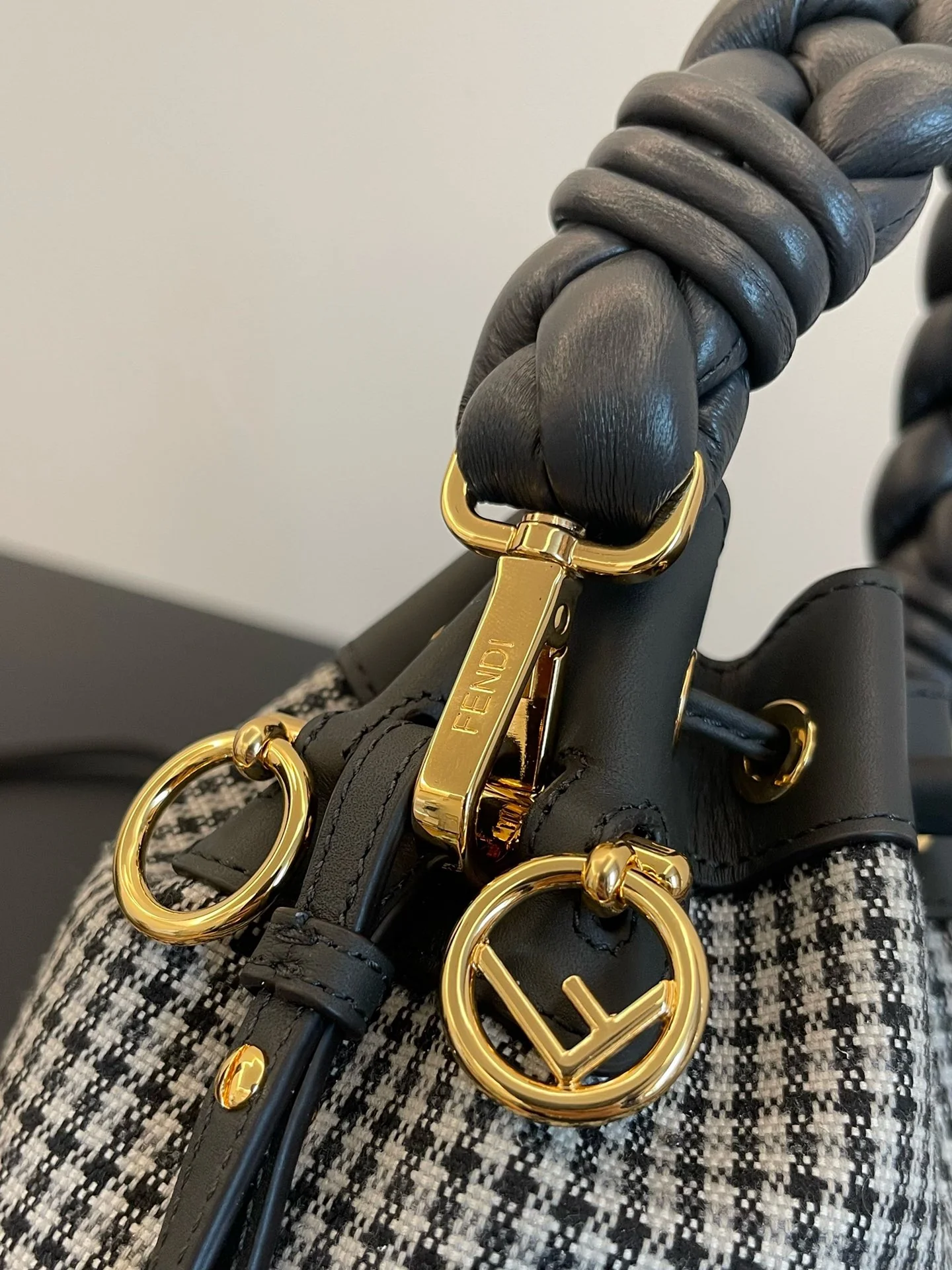 Сумка-ведро Fendi - канвас, вязаная ручка, клетчатый узор.
