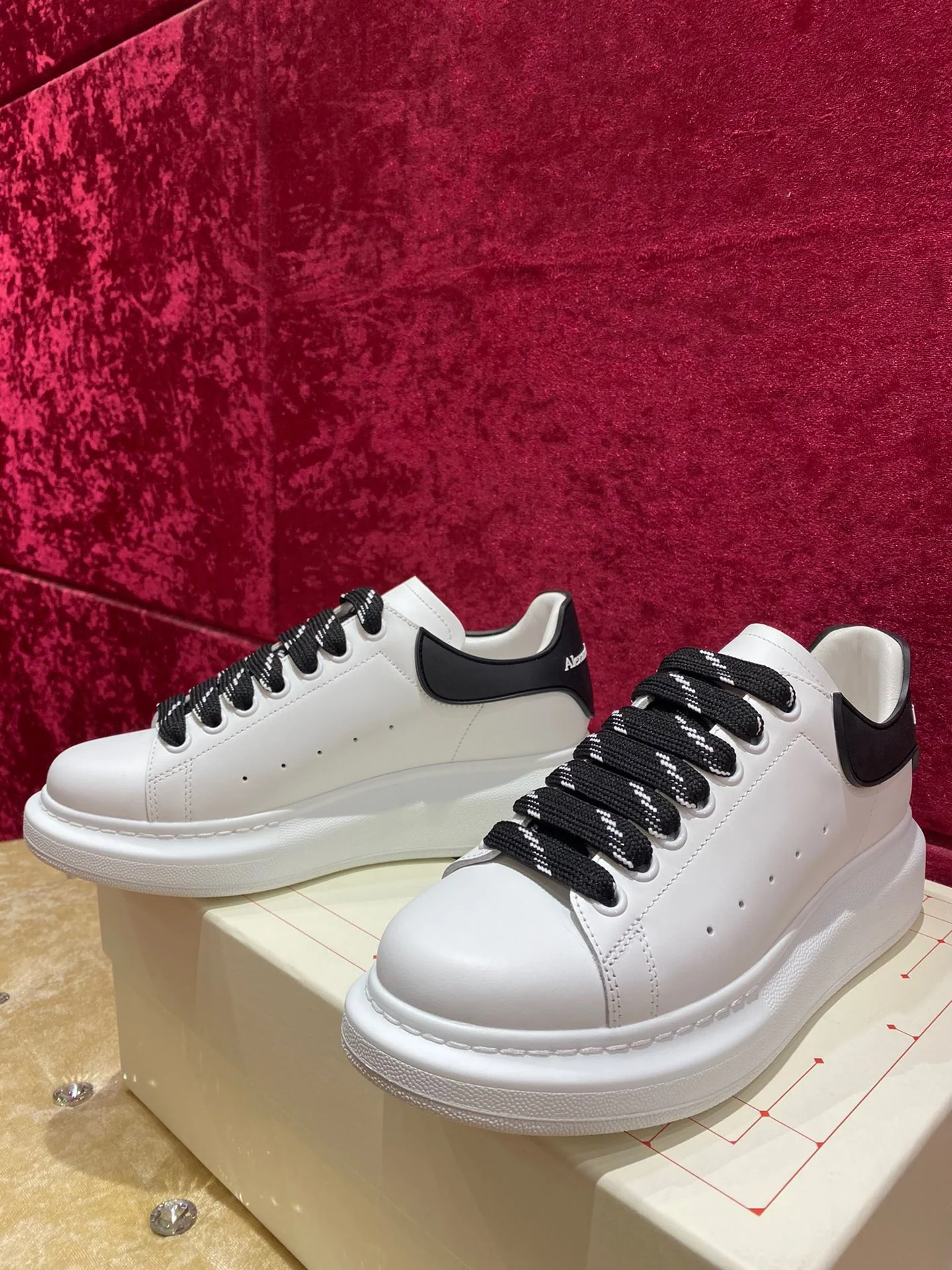 Классические белые кроссовки McQueen - Black Tail - 2