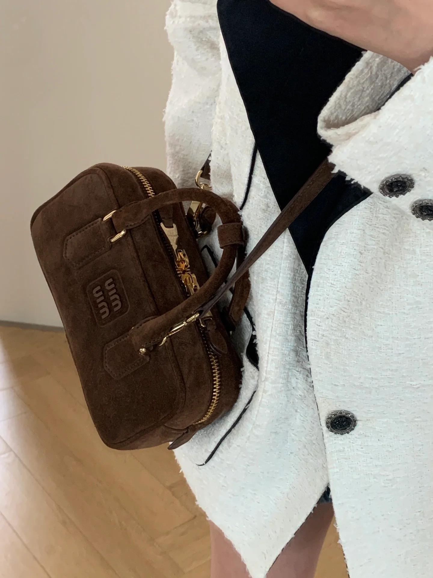 Сумка-боулинг Miu Miu из замши, маленькая, коричневая, излучает роскошь при ношении.