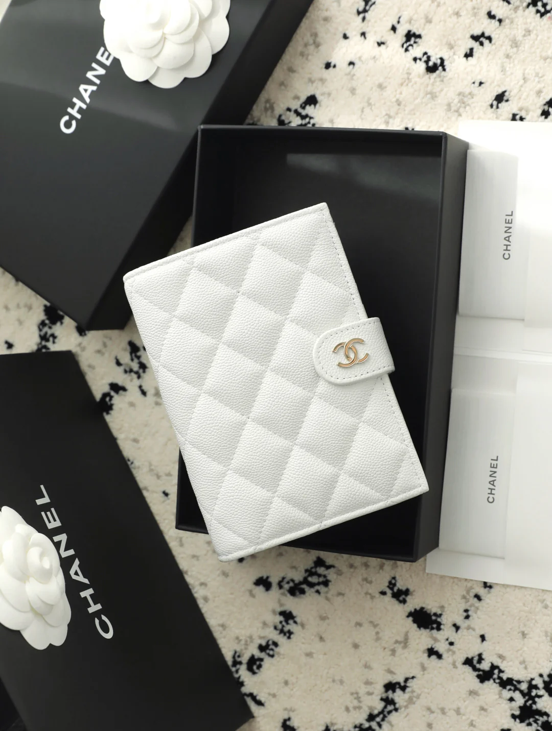 Chanel - телячья кожа 25 карат с пряжкой из белого и светлого золота.