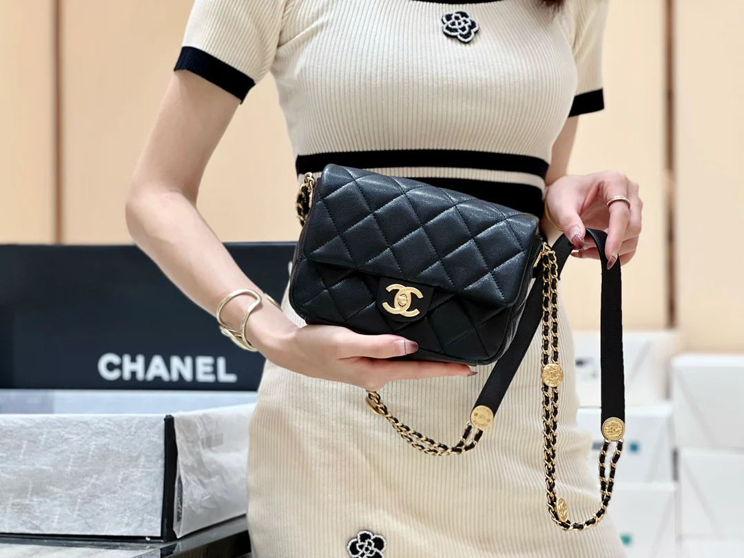 Сумка Chanel CF с цепочкой и монетками — зернистая кожа — большой размер — черная — фотографии в ношении.