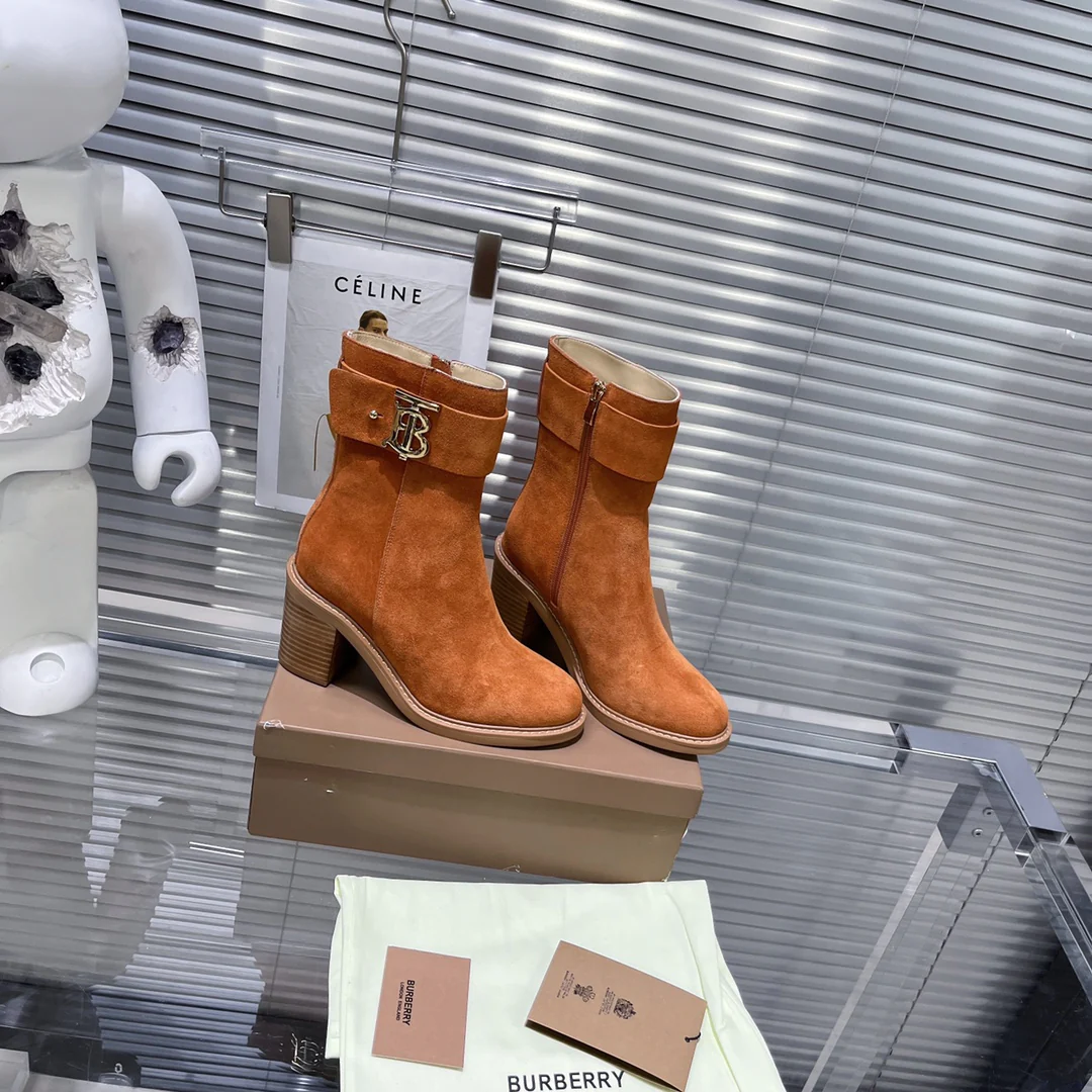 Коллекция Burberry осень/зима 2022 — Ботильоны на массивном каблуке