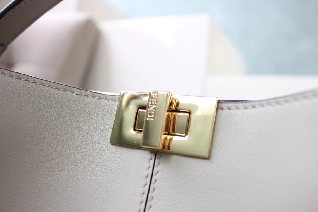 Сумка Fendi Peekaboo Lite Medium из светло-зеленой кожи.