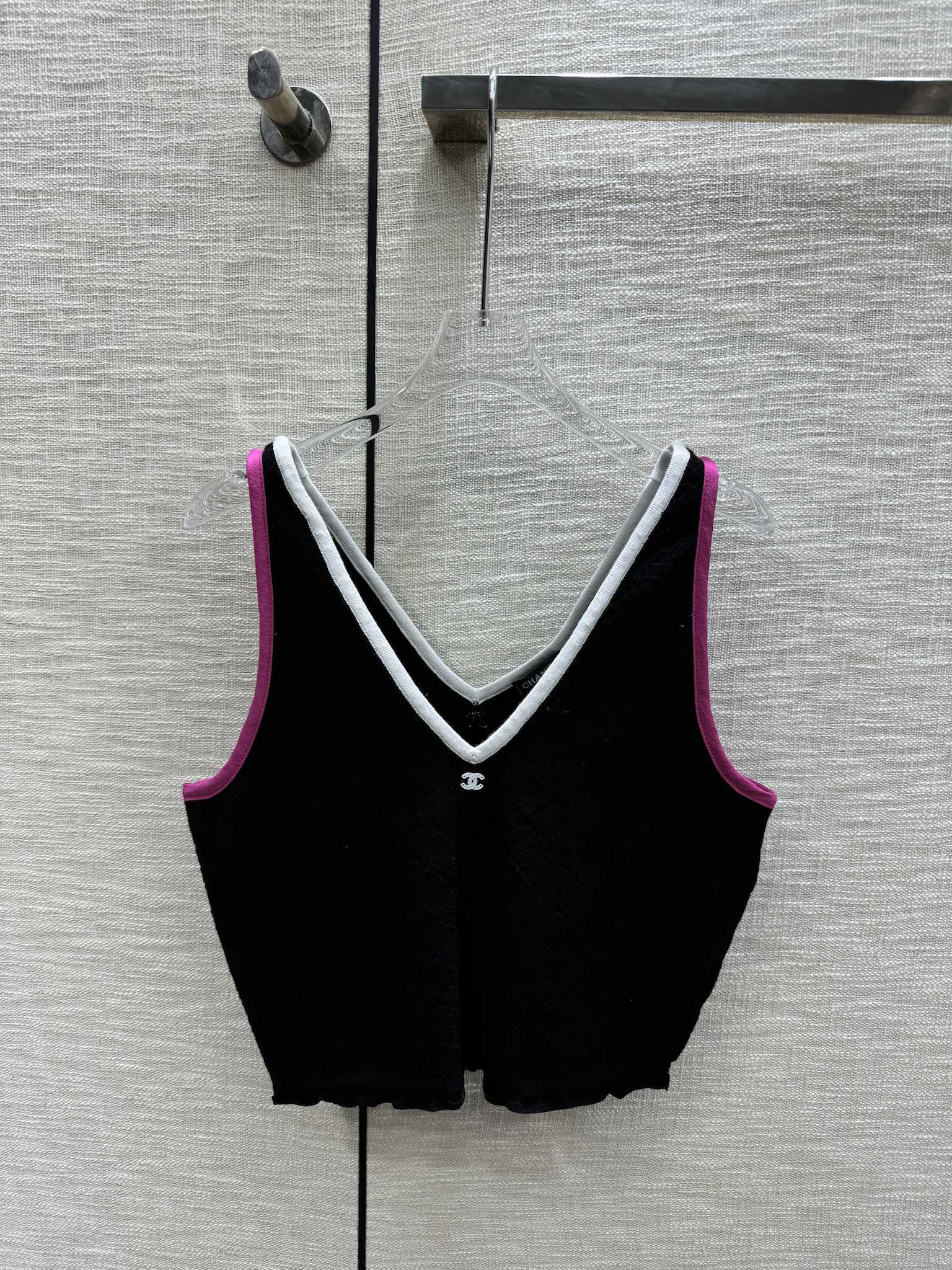 Вязаный жилет Chanel 2403 с V-образным вырезом и цветовыми блоками - черный