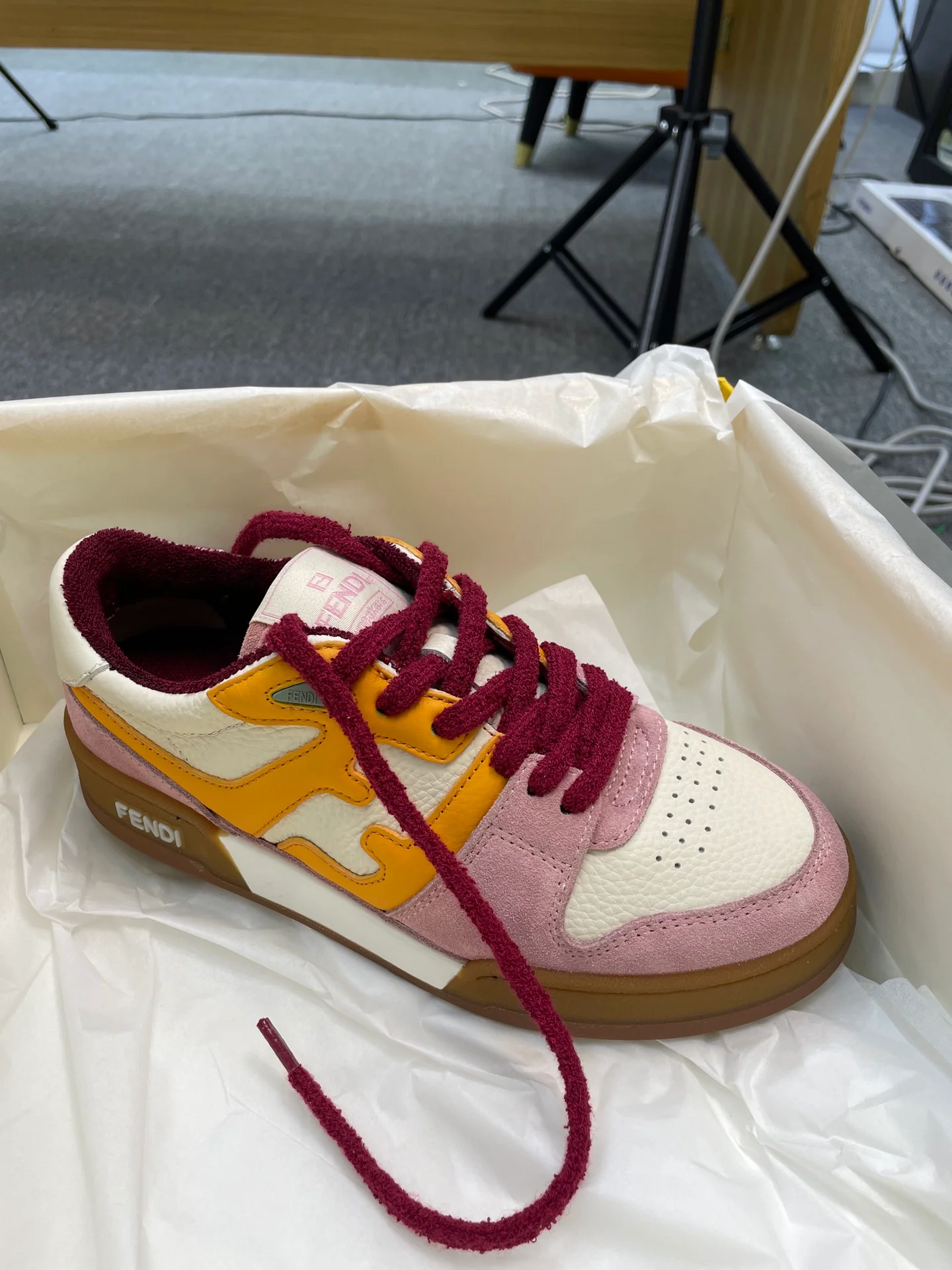 Розовые кроссовки Fendi - повседневная обувь