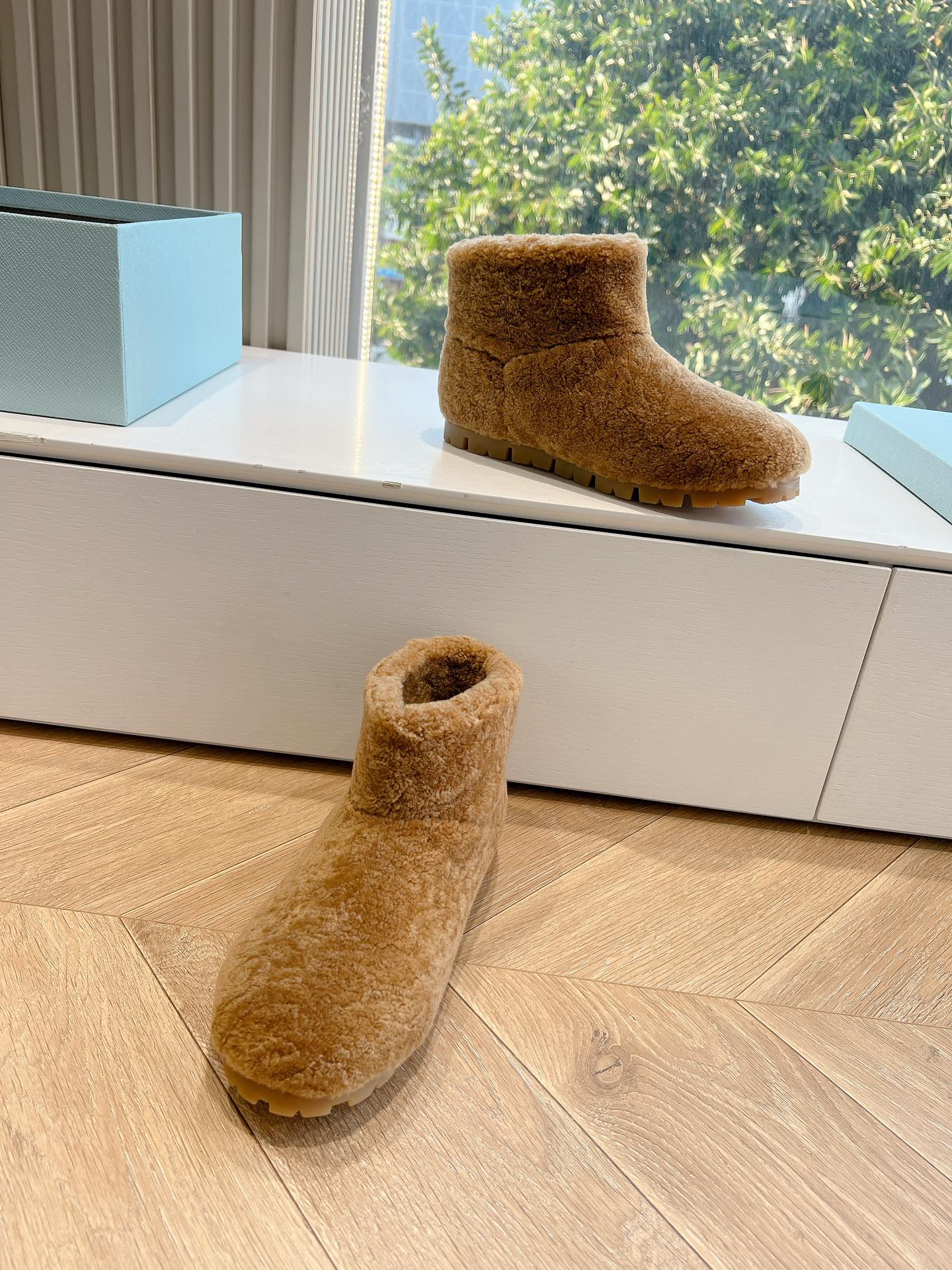 Снежные ботинки на платформе Prada 2024 - коричневые