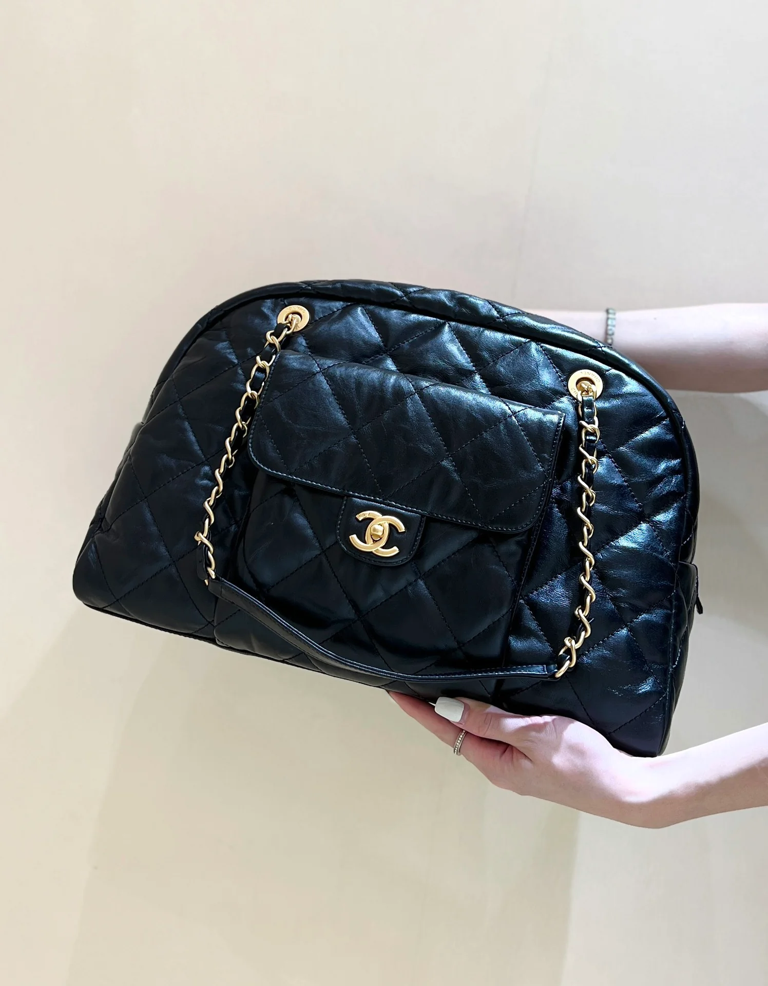 Маленькая сумка-боулинг Chanel 24a - черная