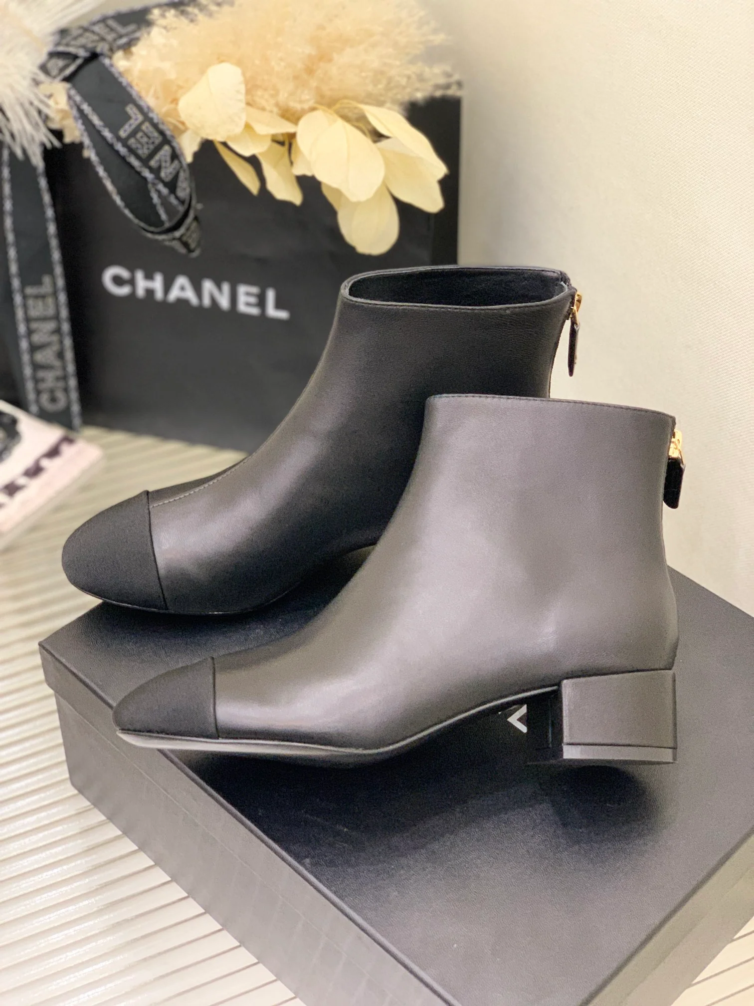 Новинка сезона осень/зима 2022 от Chanel - Ботильоны на низком каблуке - Черные