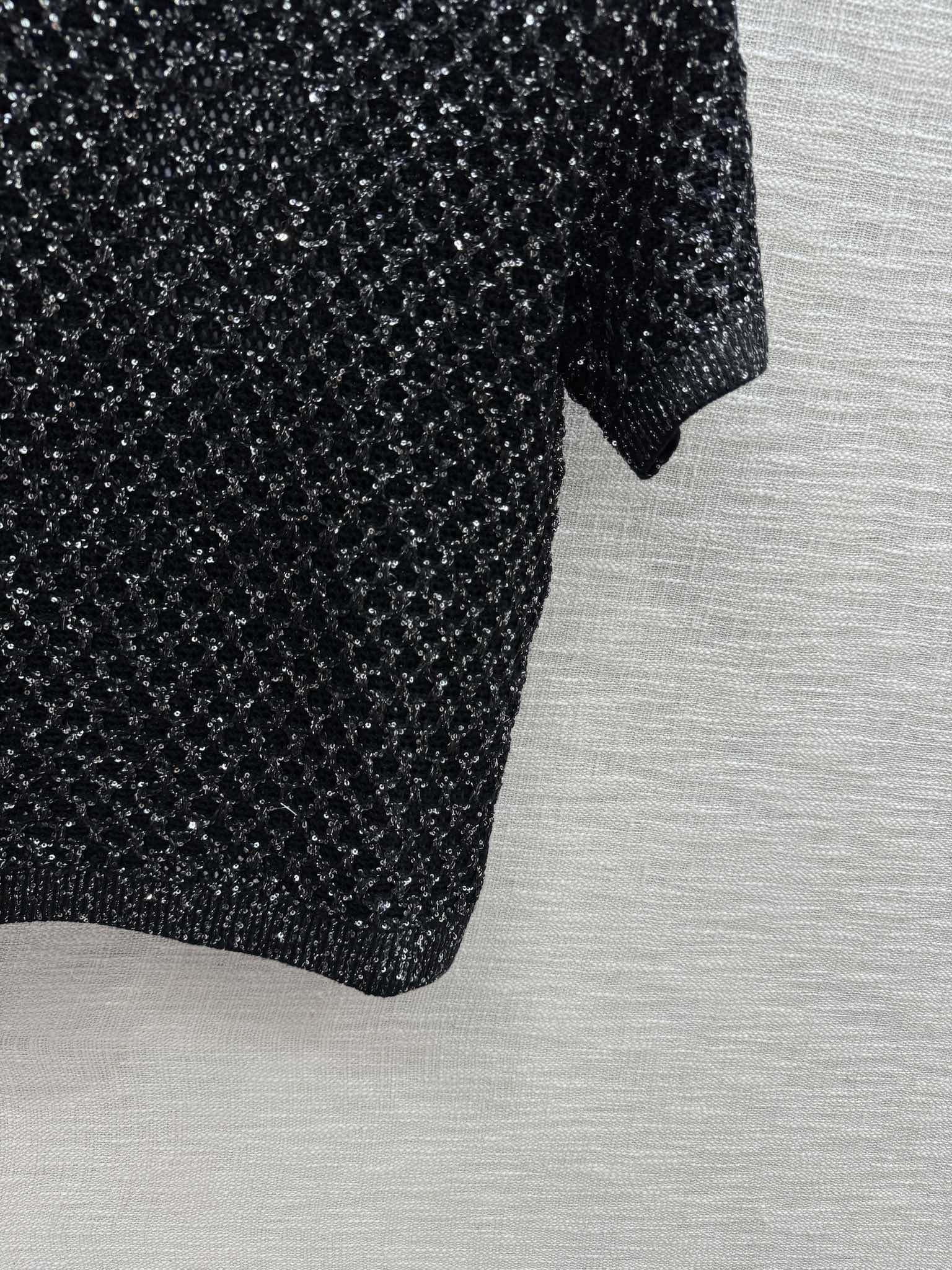 Chanel 2403 Черный трикотажный свитер с коротким рукавом, расшитый серебристыми пайетками - Черный