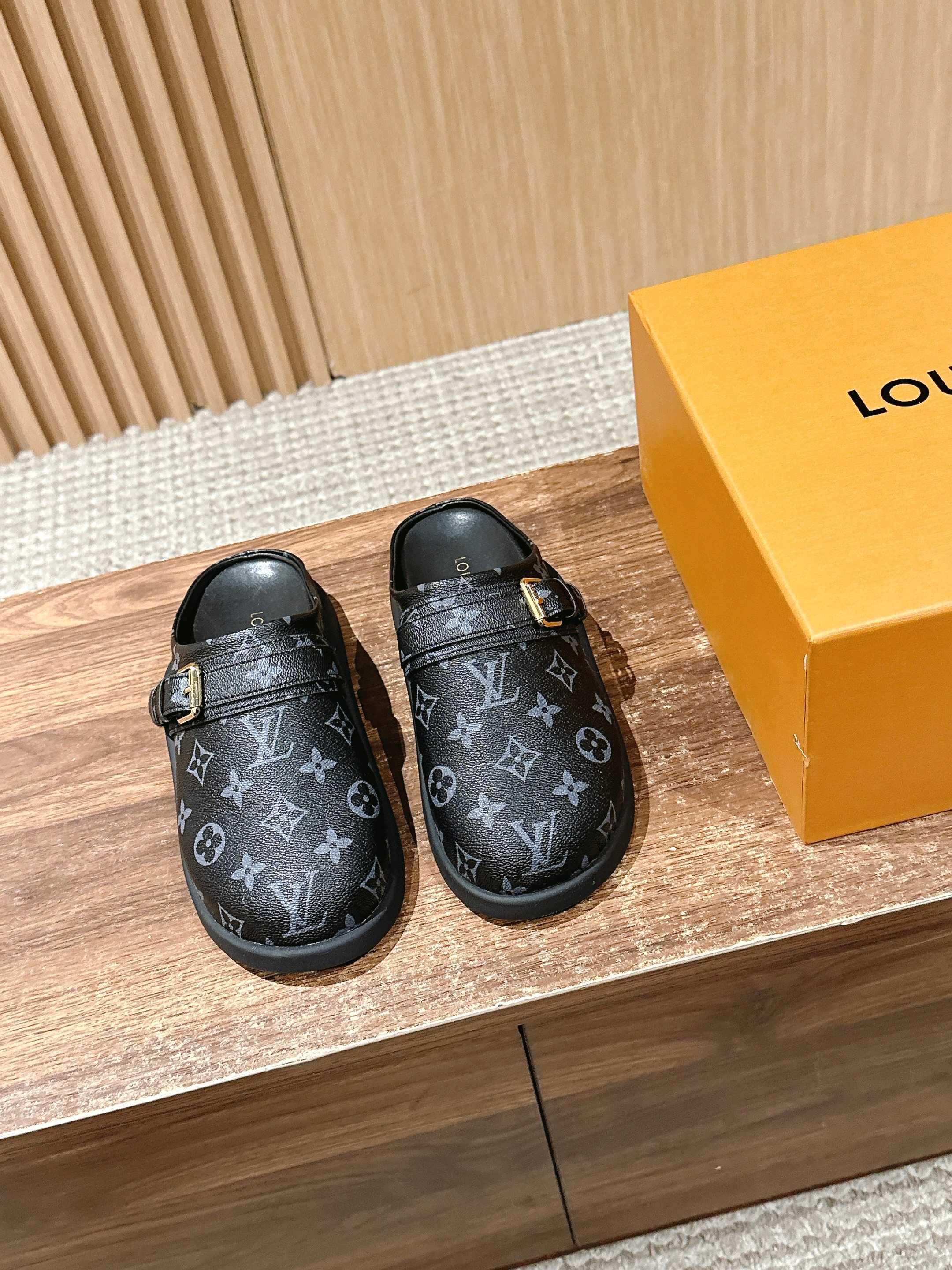 Новинка LV 2025 - Обувь Birkenstock - Монограммный узор - Черный