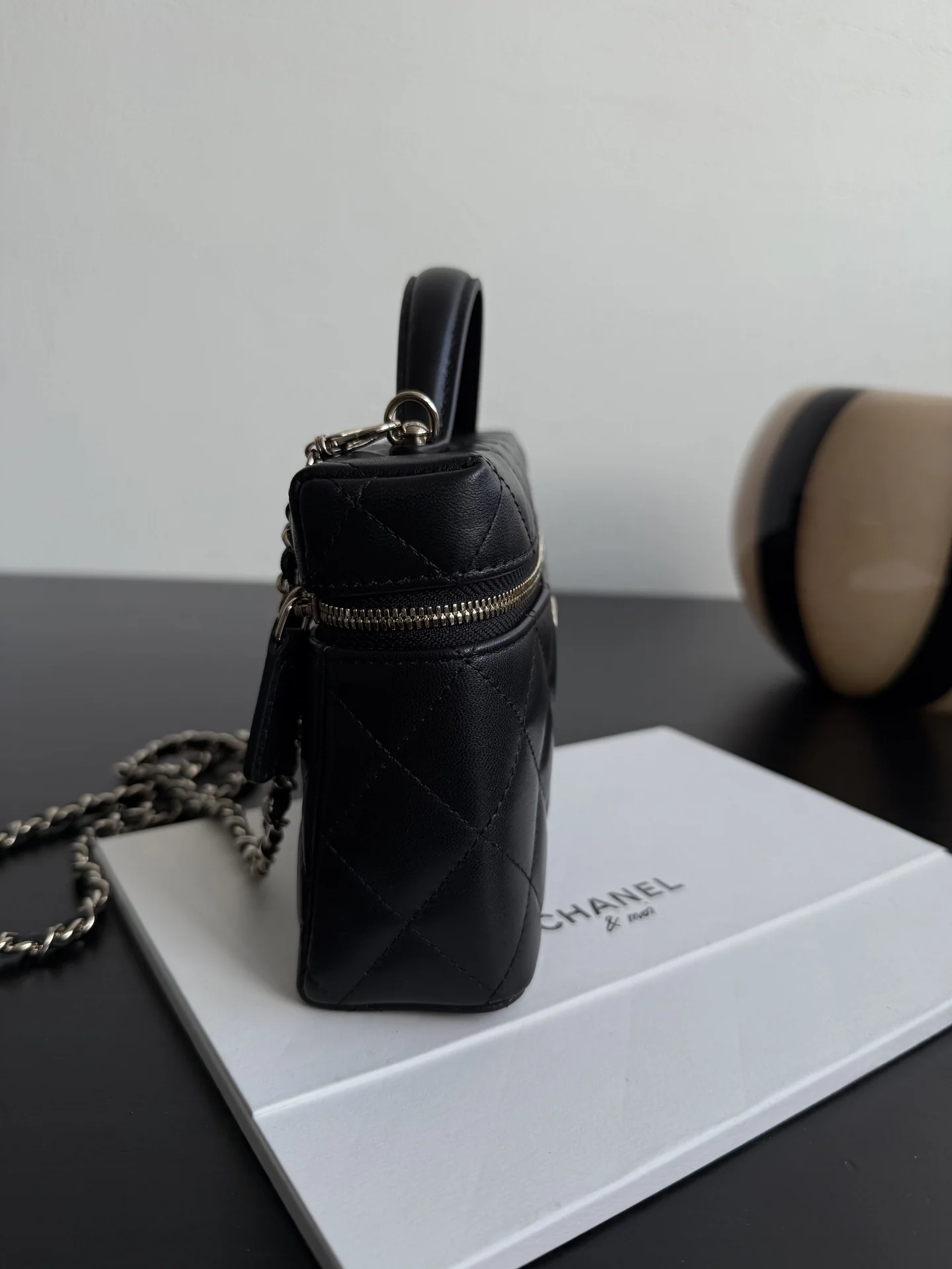 Сумка-ланчбокс Chanel 25c-LP из овечьей кожи - черная