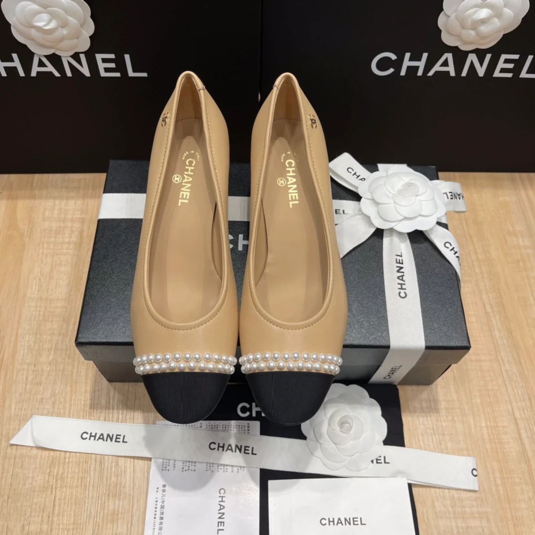 Chanel - Абрикосовые туфли на среднем каблуке