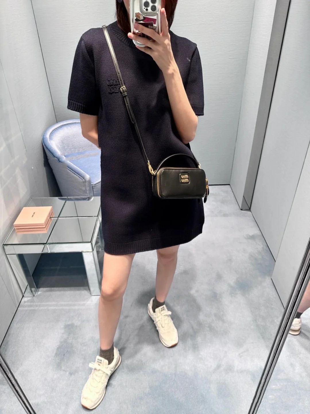 Сумка/кроссбоди для фотоаппарата Miu Miu из осенне-зимней коллекции - полностью кожаная, черная.