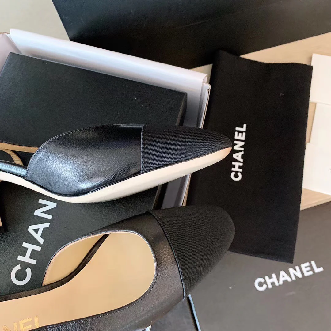 Классические сандалии Chanel на массивном каблуке - черные