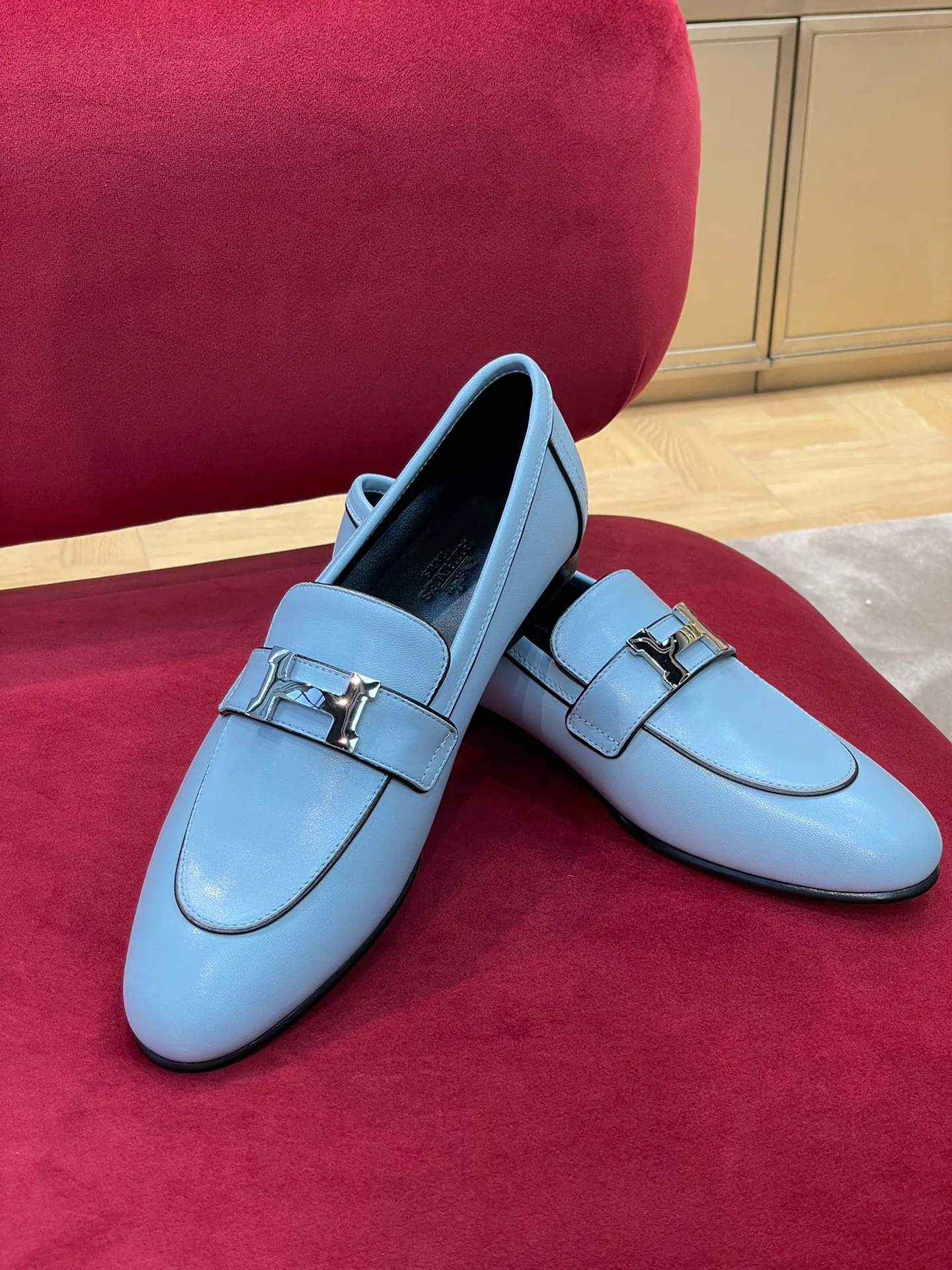 Hermes, новый цвет 2022 года - классические лоферы с пряжкой в ??виде буквы H.