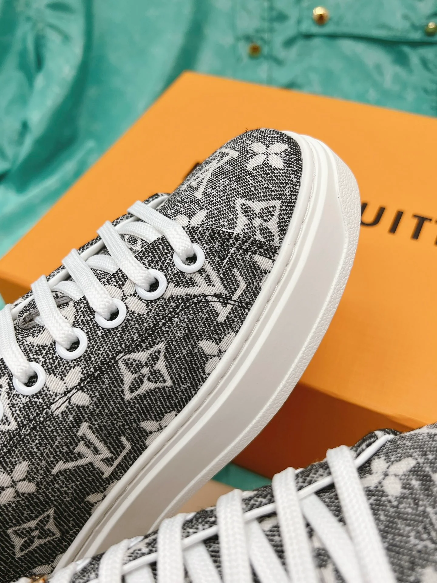 LV-Vuitton-Yayoi Kusama-Classic White Sneakers-Grey