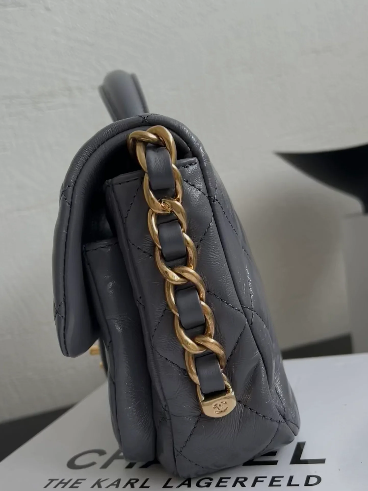 Chanel - Сумка-мессенджер с ручкой из овечьей кожи - Серая