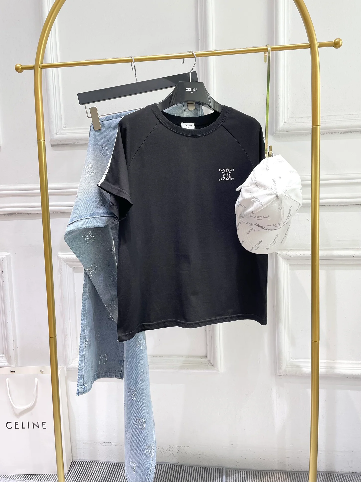 Футболка Celine 2404 с коротким рукавом и узором ?Триумфальная арка?, украшенная стразами, свободного кроя, черная.