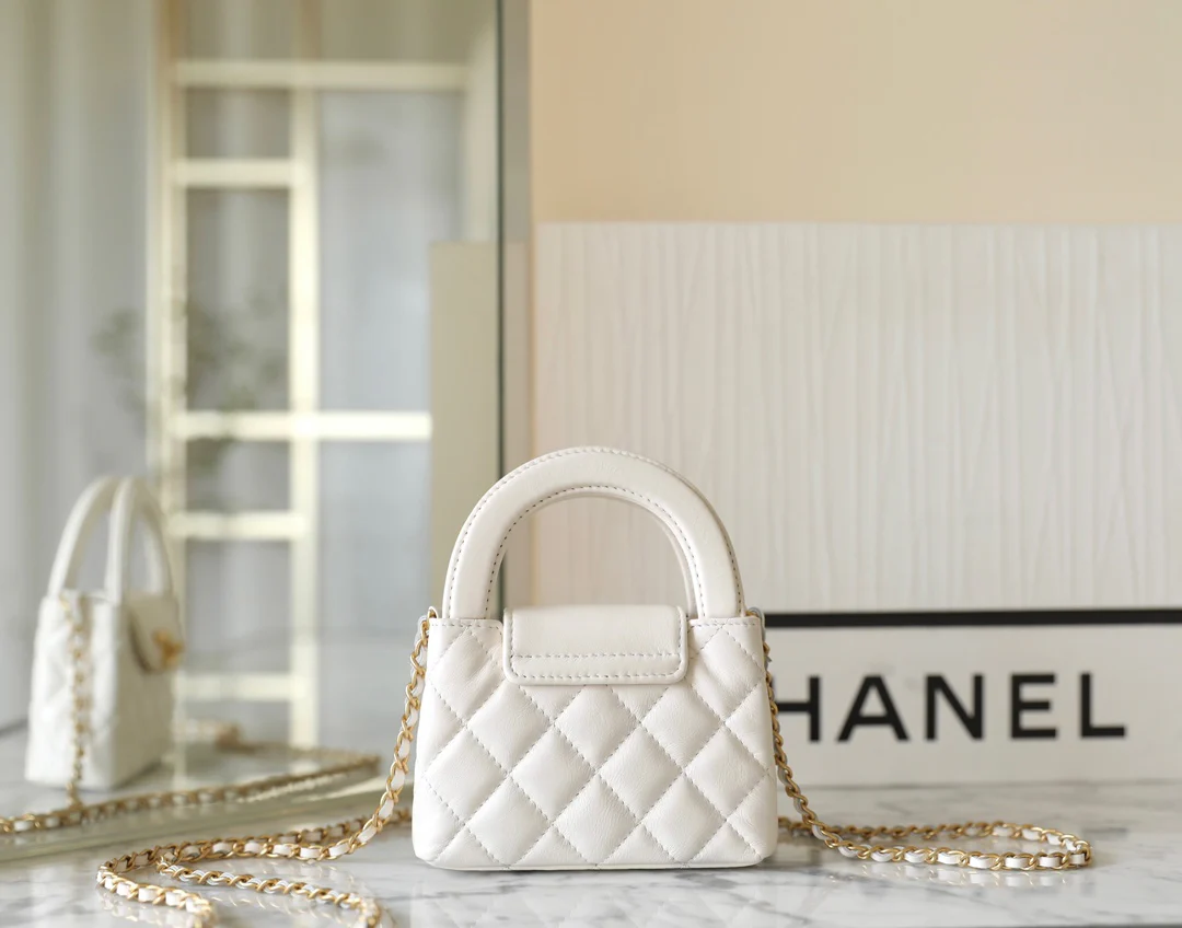 Миниатюрная сумочка Chanel Kelly на цепочке, белая.