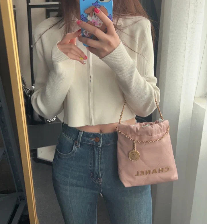 Новинка сезона весна/лето 2023 от Chanel - сумка 22 - мини - розовый - фото в действии.