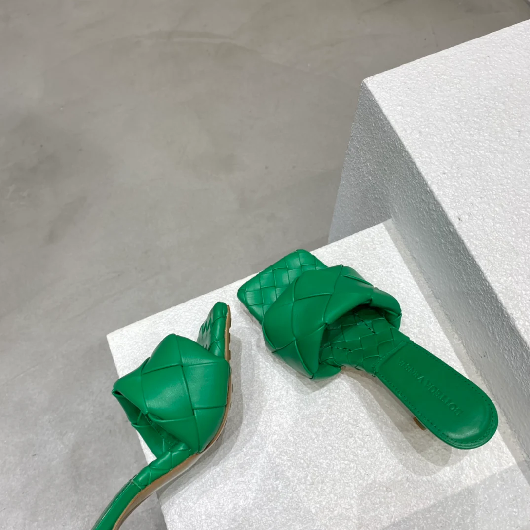 Новинка сезона весна/лето 2021 от BV - Плоские плетеные сандалии на шпильке - Зеленые