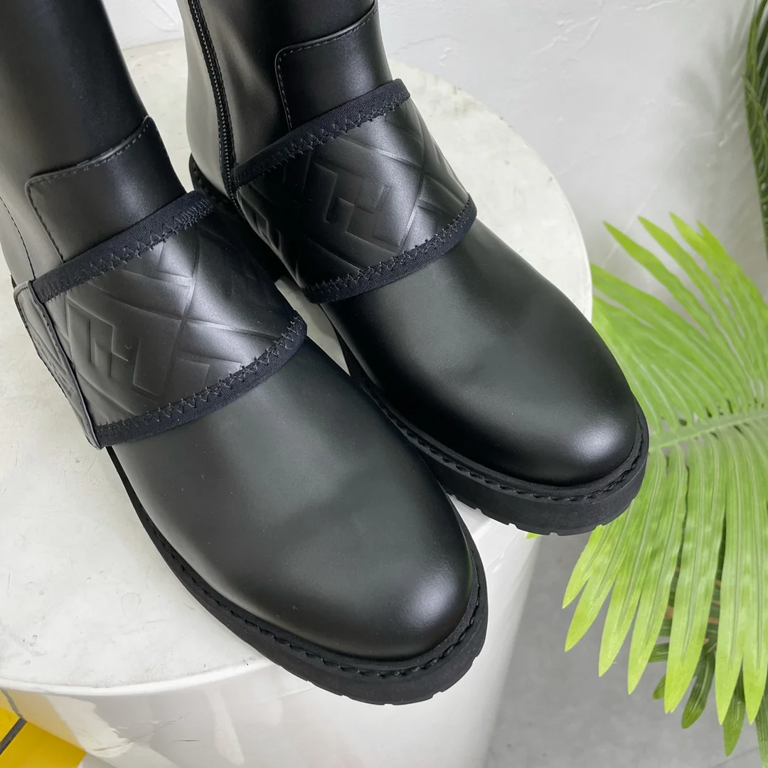 Стильные высокие сапоги Fendi