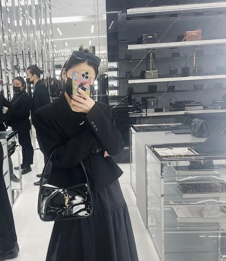 Кожаная сумка YSL Le 5a 7 через плечо — черная лакированная — фотографии в действии.