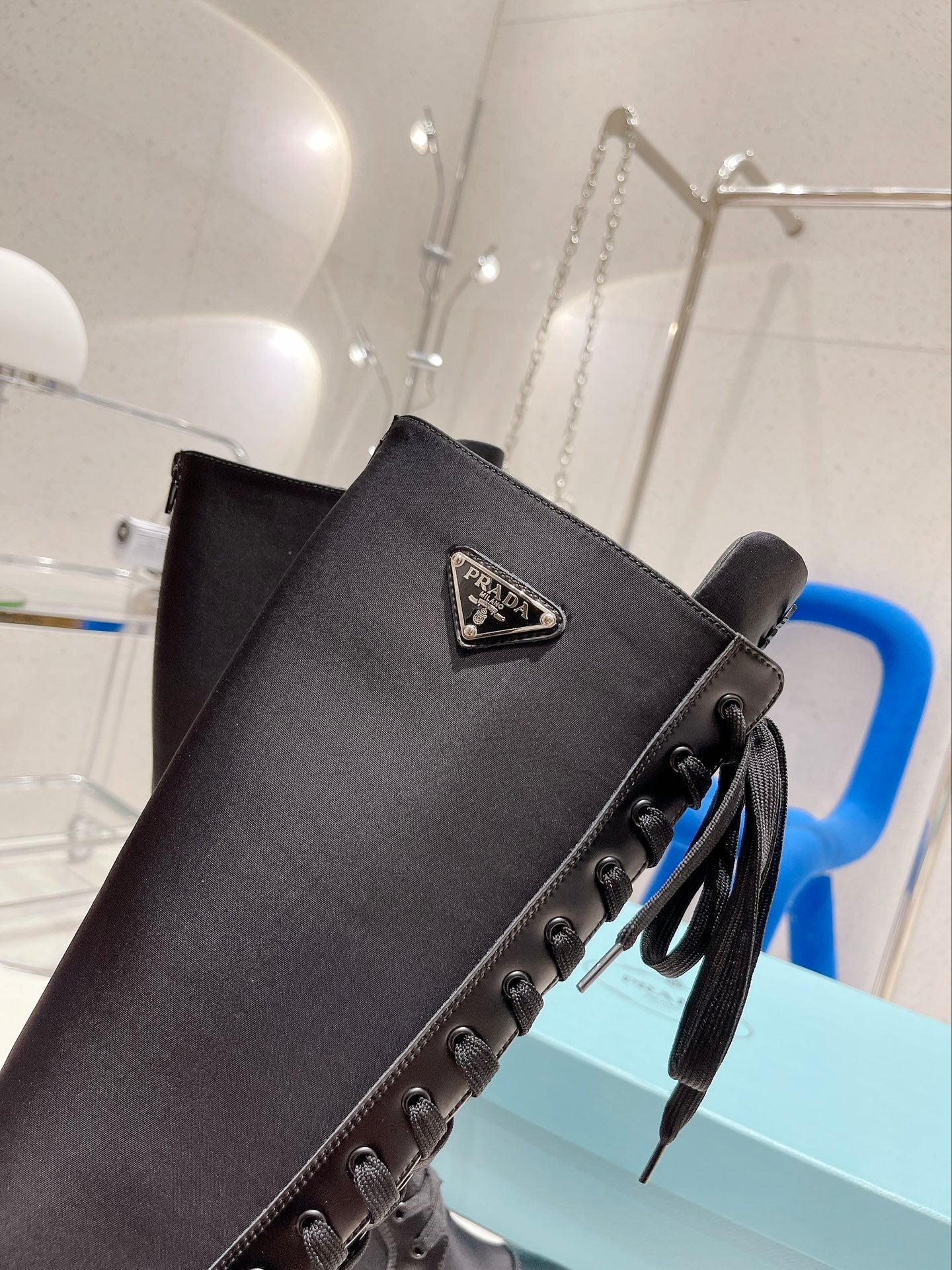 Prada, подиумный показ 2022 года - высокие сапоги - 1