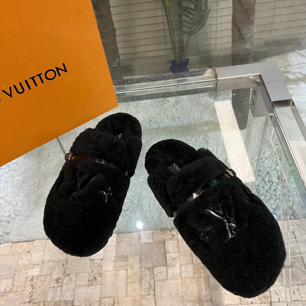 Новинка весны 2022 года от LV - Меховые полутапочки - Черные