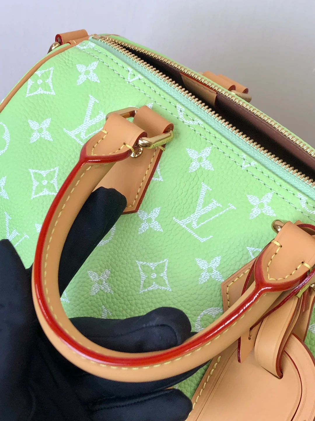 LV-m14063-speedy-p9-bandouliere-avocado green