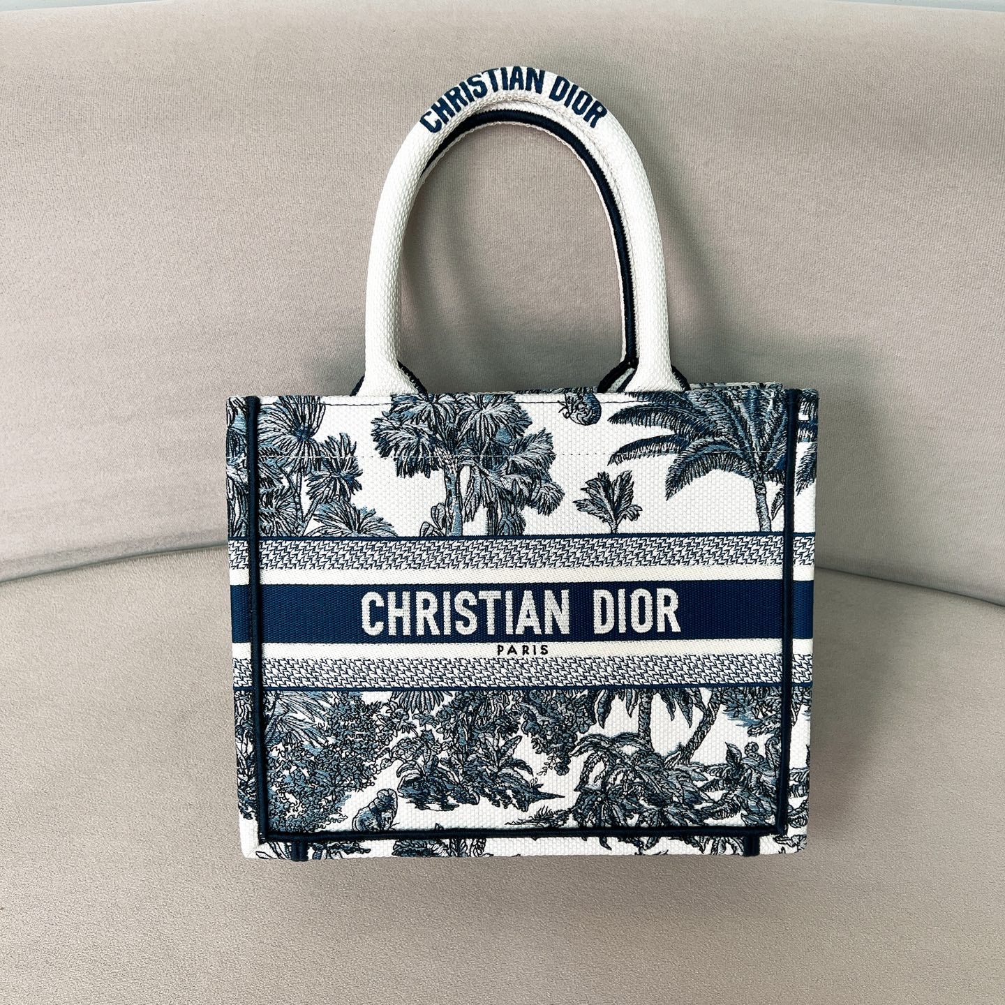 Сумка-тоут Dior Booktote из серии ?Бабочки? — темно-синяя.