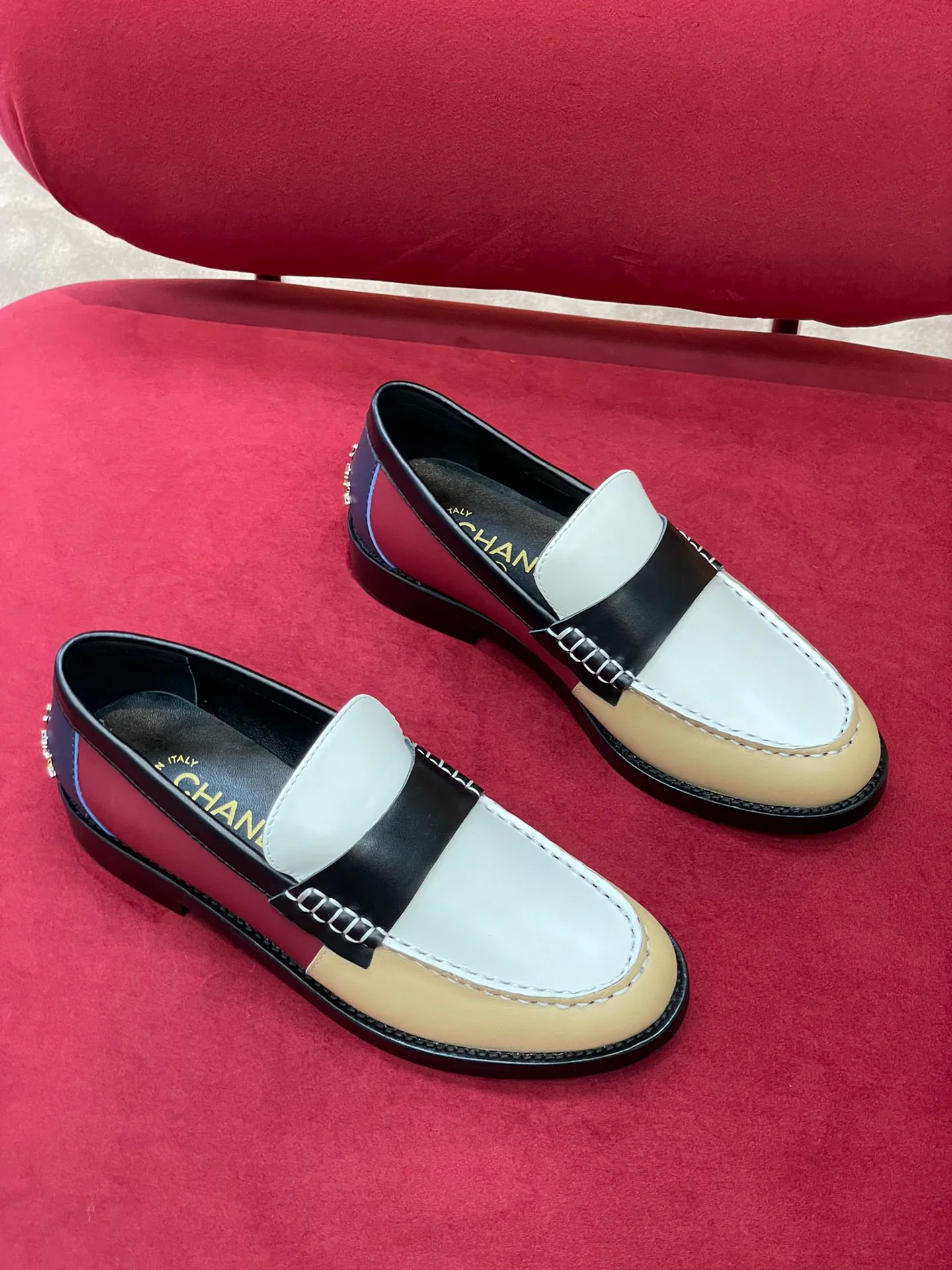 Новинка сезона осень/зима 2022 от Chanel - Лоферы - 1